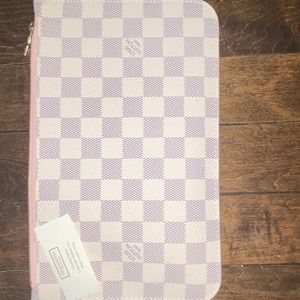 Never Full GM pouchette